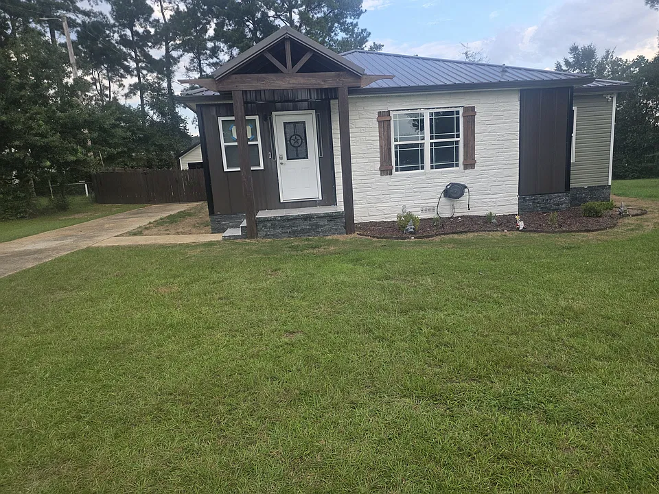 1002 Forest Dr