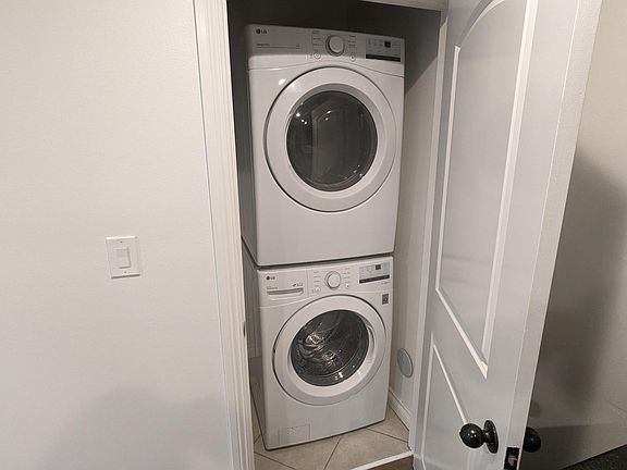 5th image of 1452 S Cloverdale Ave