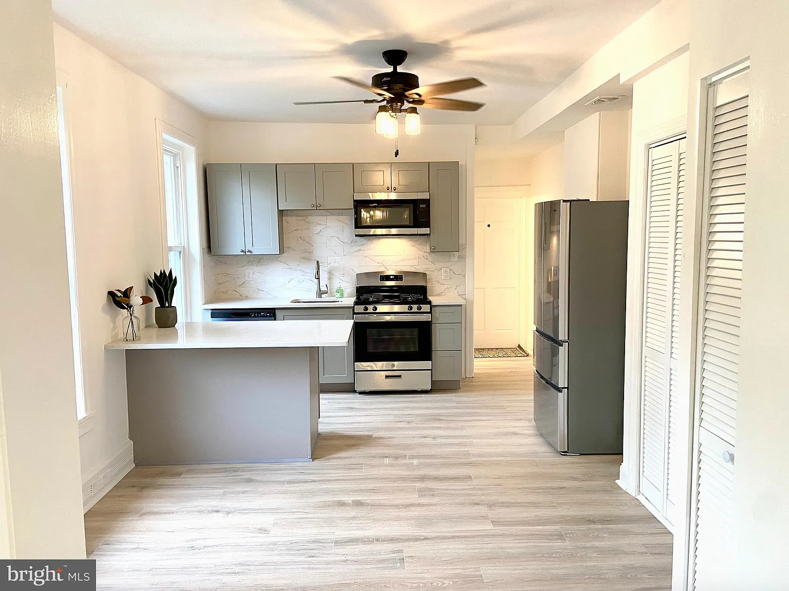 2 bed, 900 sqft, $2,300 — Photo 1
