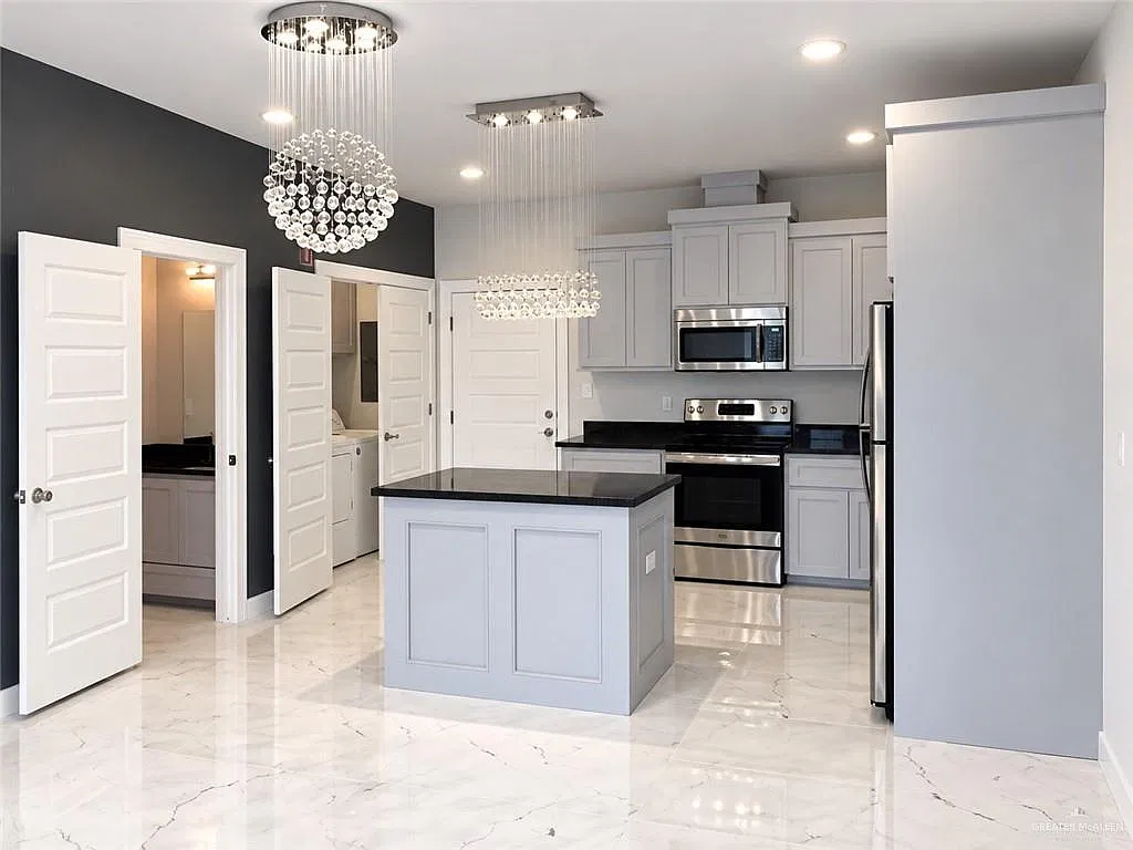 1 bed, 1.5 bath, 882 sqft, $950 — Photo 3