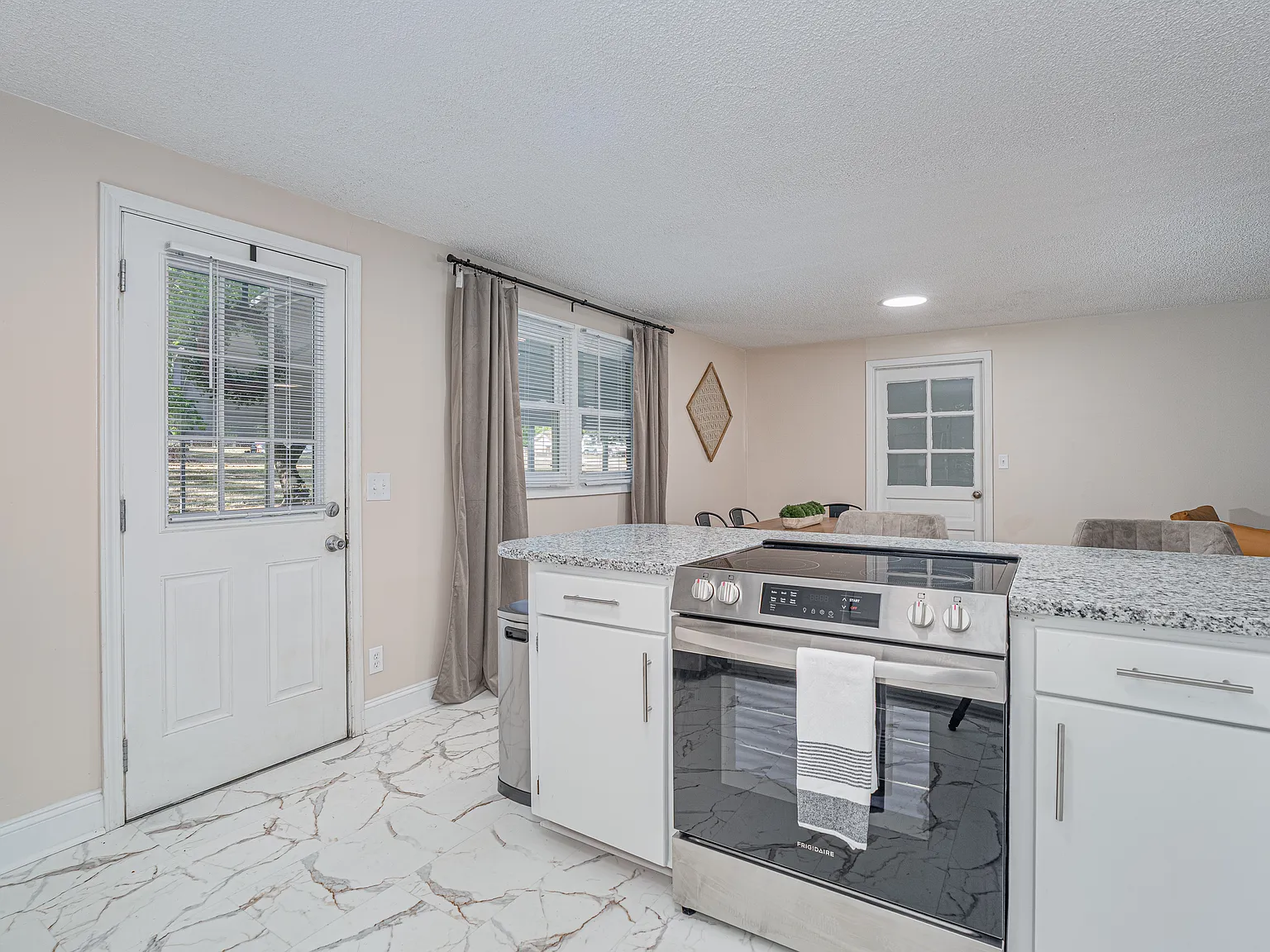 4 bed, 1.5 bath, 1400 sqft, $3,750 — Photo 4