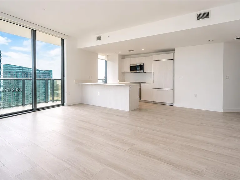 45 SW 9th St #3303 — Photo 5