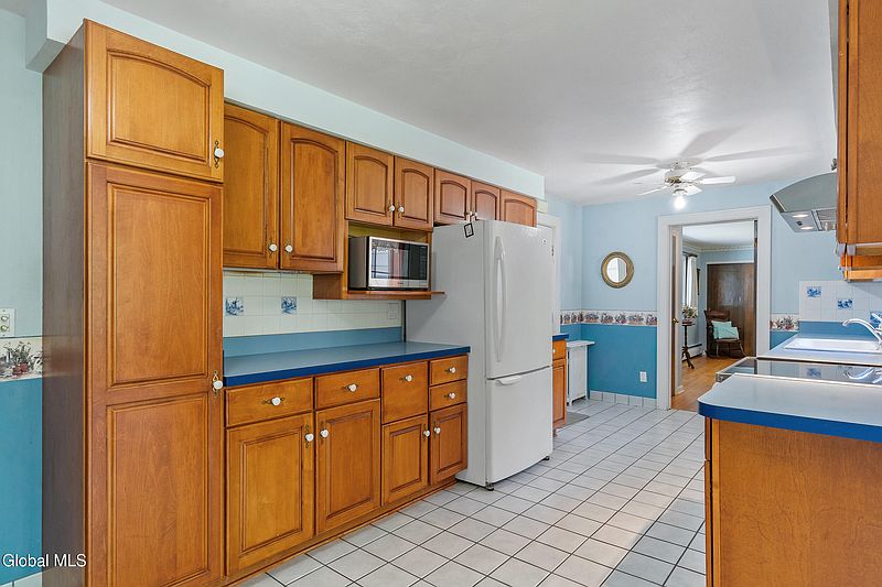 5th image of 215 Oak Street
