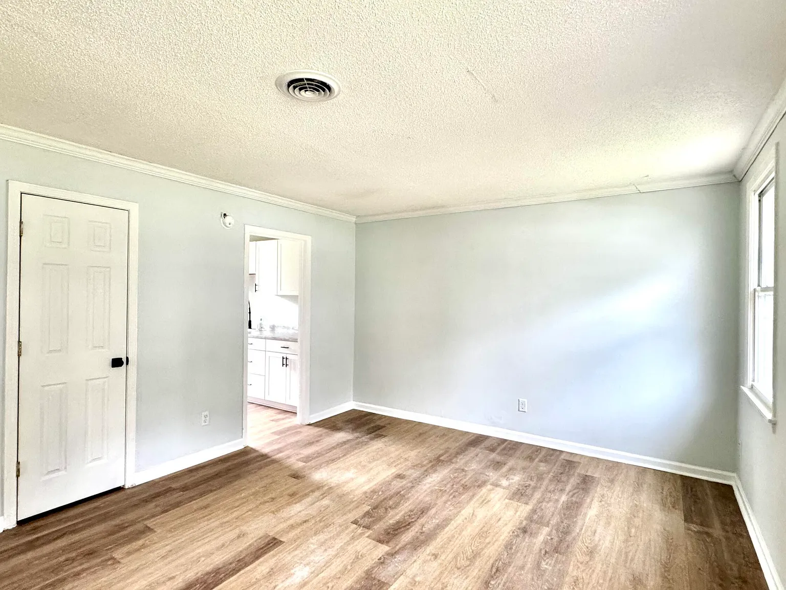 2 bed, 1.0 bath, $985 — Photo 3