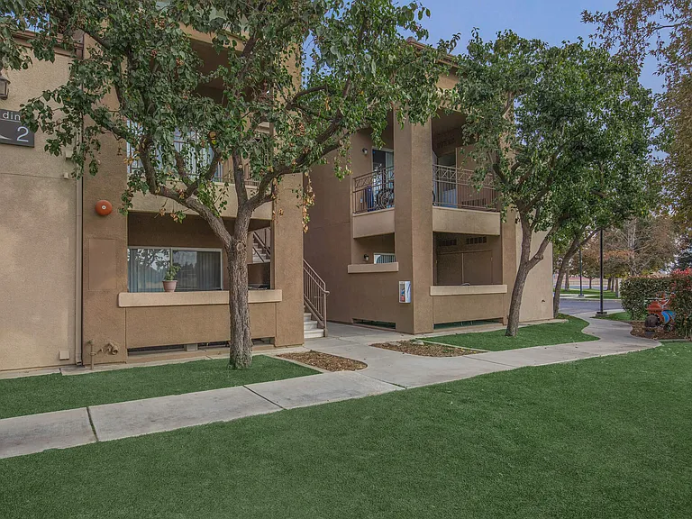 Breakwater Apartments — Photo 14