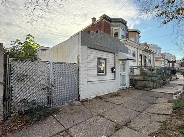 2426 S 71st St, Philadelphia, PA 19142