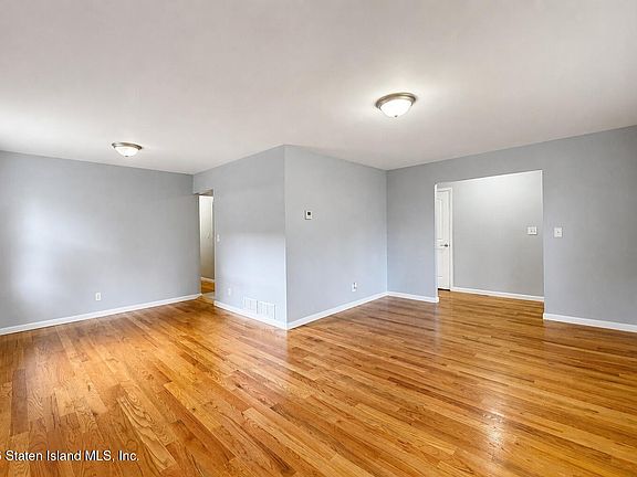 5th image of 28 Reno Ave
