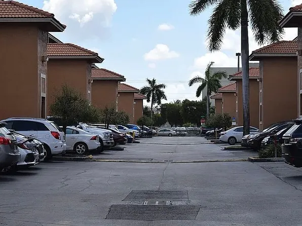 8185 NW 8th St APT F5, Miami, FL 33126