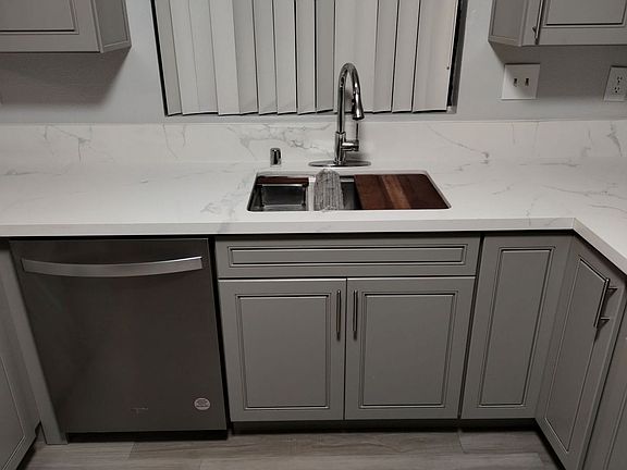 4th image of 729 E Grand Ave #H