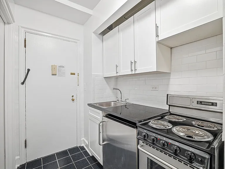 310 E 44th St #518 — Photo 7