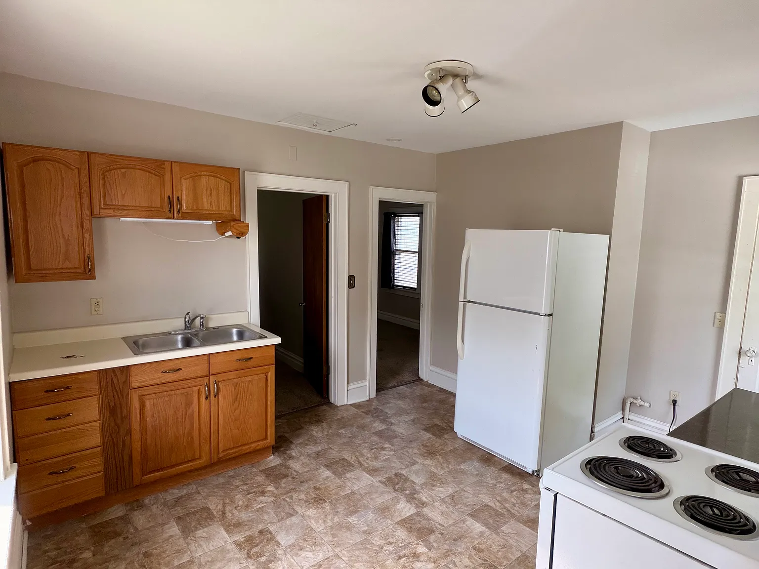 1 bed, 900 sqft, $1,050 — Photo 2