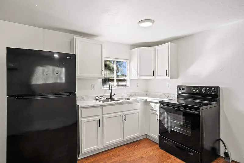 1 bed, 1.0 bath, 528 sqft, $924 — Photo 2