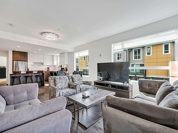 2nd image of 715 W 15th St #204