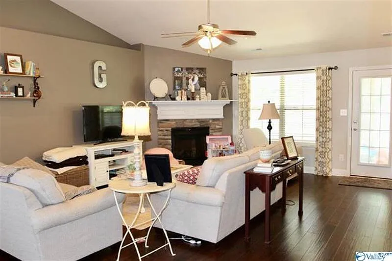 3 bed, 2.0 bath, 1956 sqft, $1,900 — Photo 3