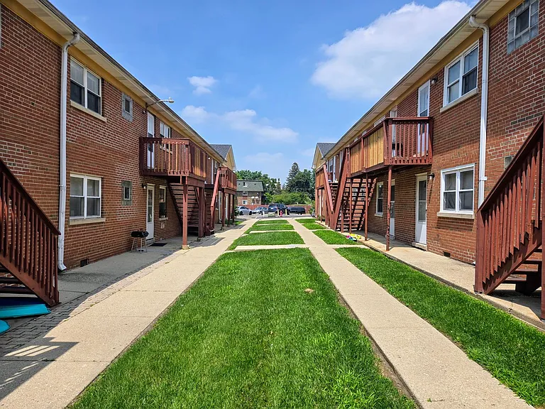 Palatine Park Apartments — Photo 3