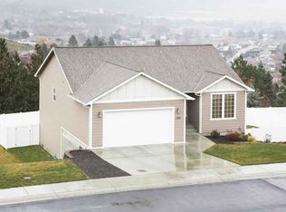 1305 N 13th St, Selah, WA 98942