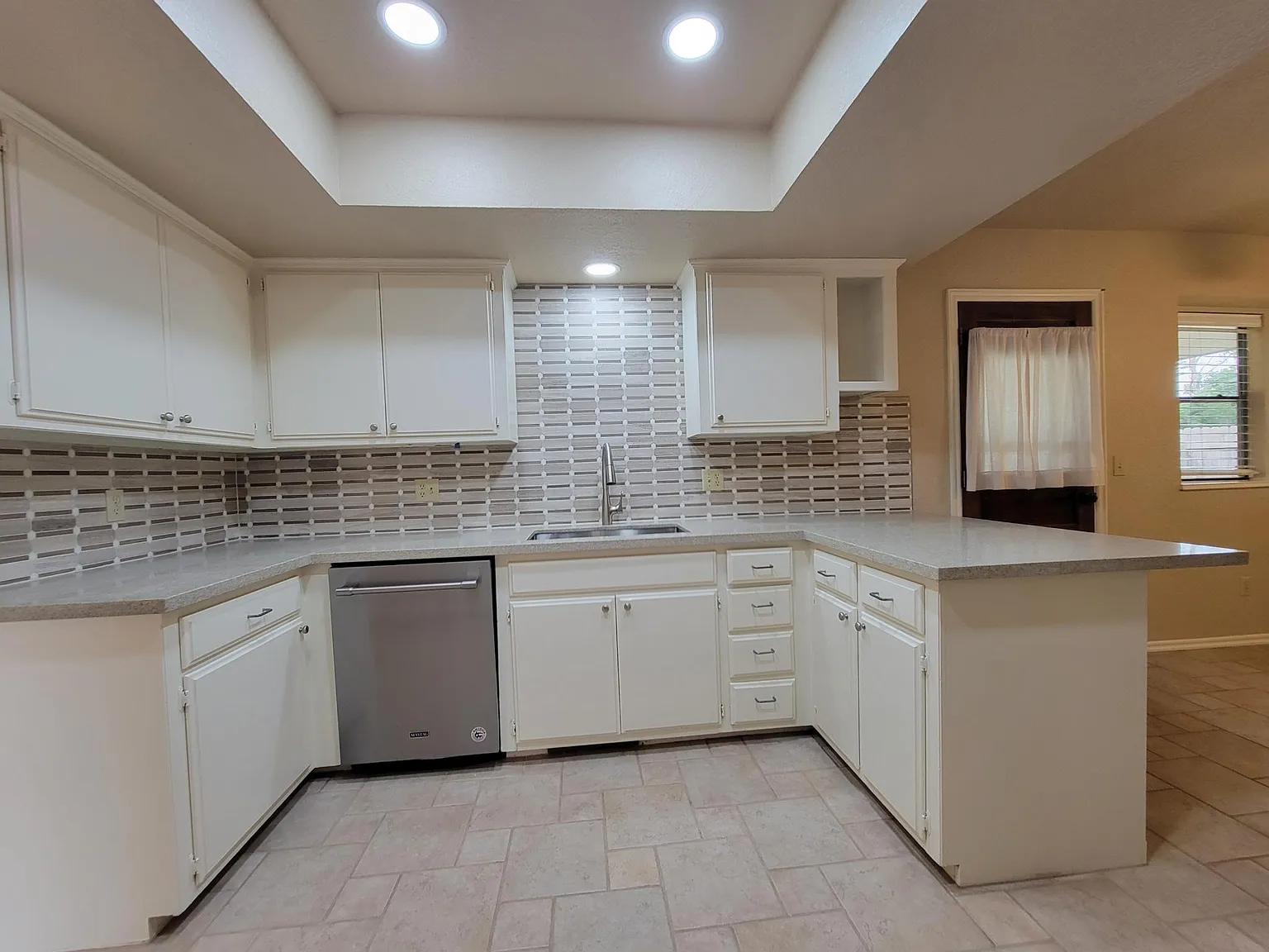 3 bed, 2055 sqft, $1,995 — Photo 3