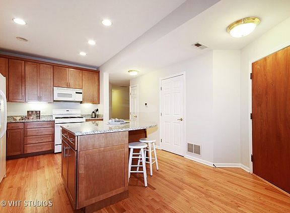 4th image of 2443 N Burling St #Ut1