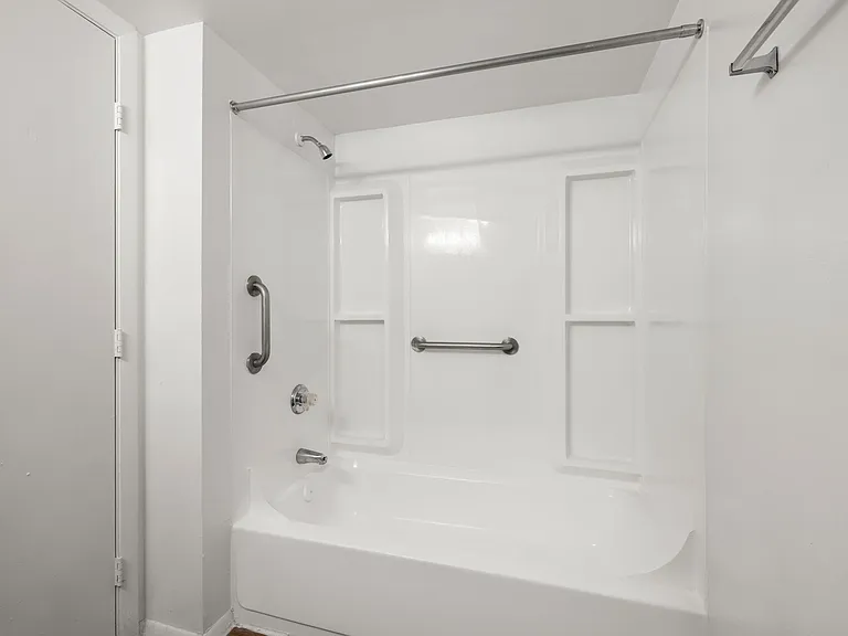 Lakes at Largo Apartments — Photo 7