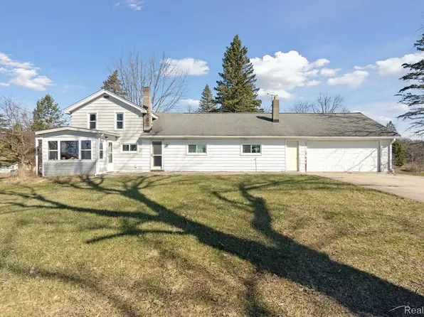 5821 Sawmill Lake Rd, Ortonville, MI 48462