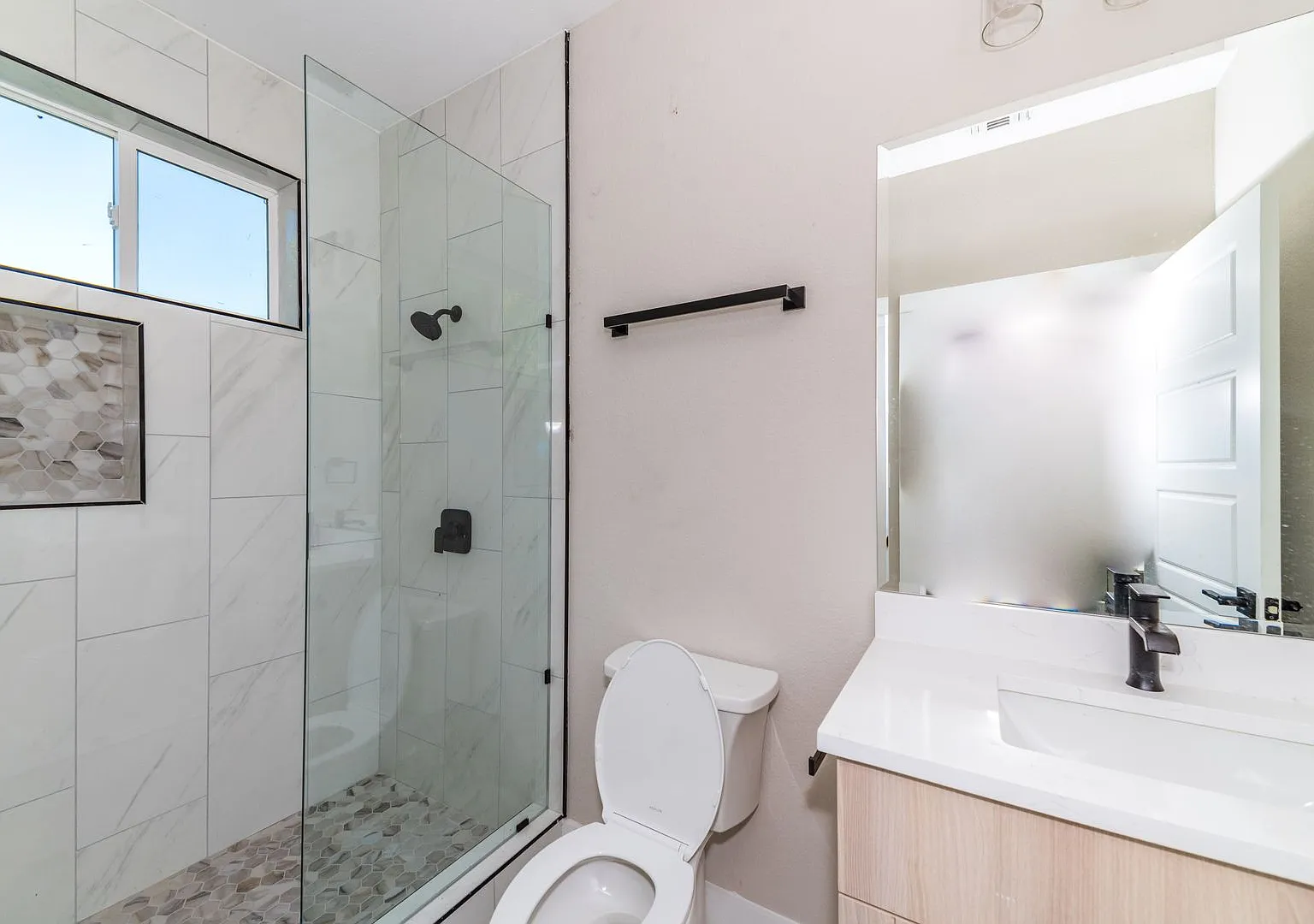 Luxury 3-Bedroom Alamo Heights Townhome — Photo 4