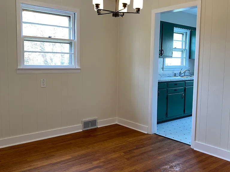 7 N Pershing Rd — Photo 4