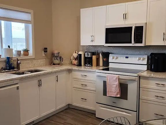 4th image of 5034 49th St #4