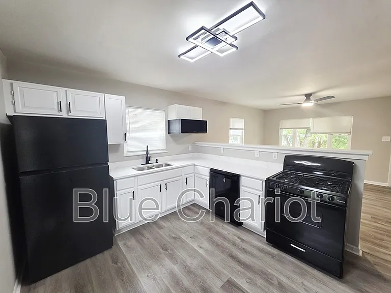 837 Waring St — Photo 2