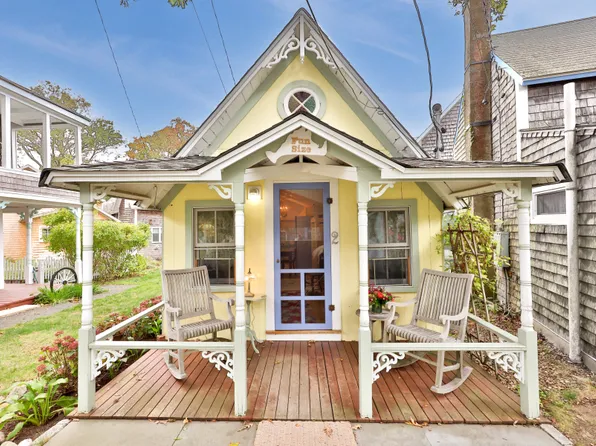 2 Lincoln Ave, Oak Bluffs, MA 02557