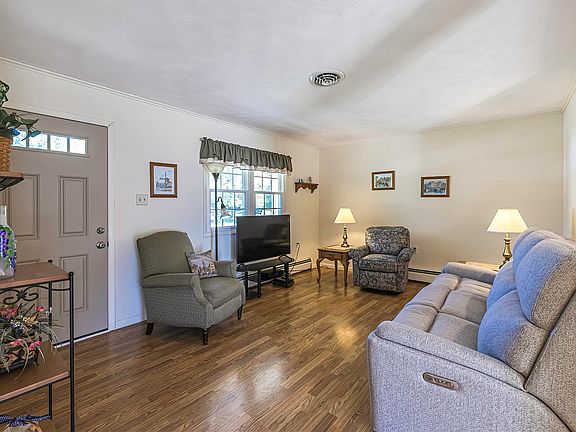 4th image of 85 Niagara St