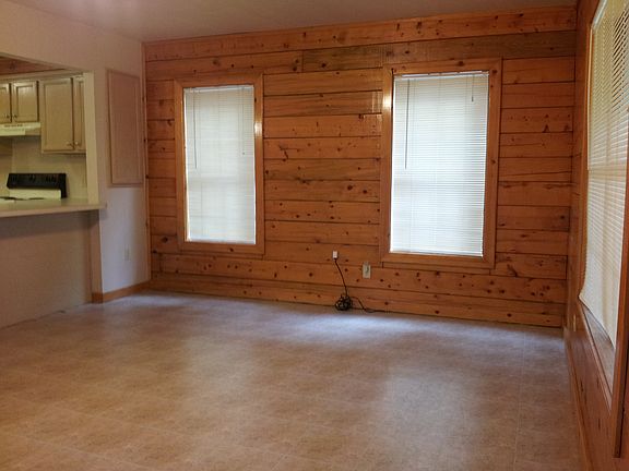 227 Surrey Ln Living Room_08062014