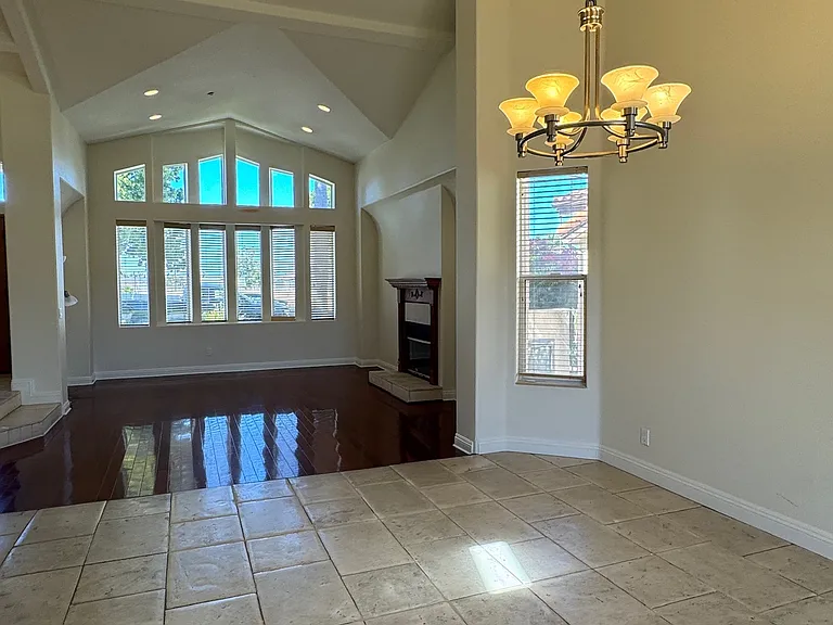913 W Channel St — Photo 6