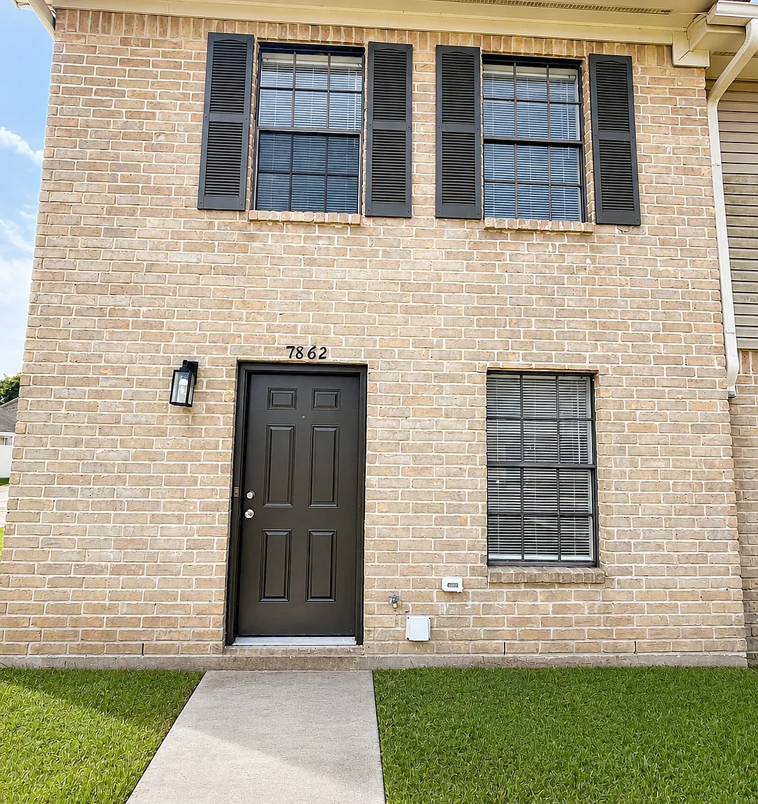 2 bed, 1.5 bath, 1020 sqft, $1,295 — Photo 1