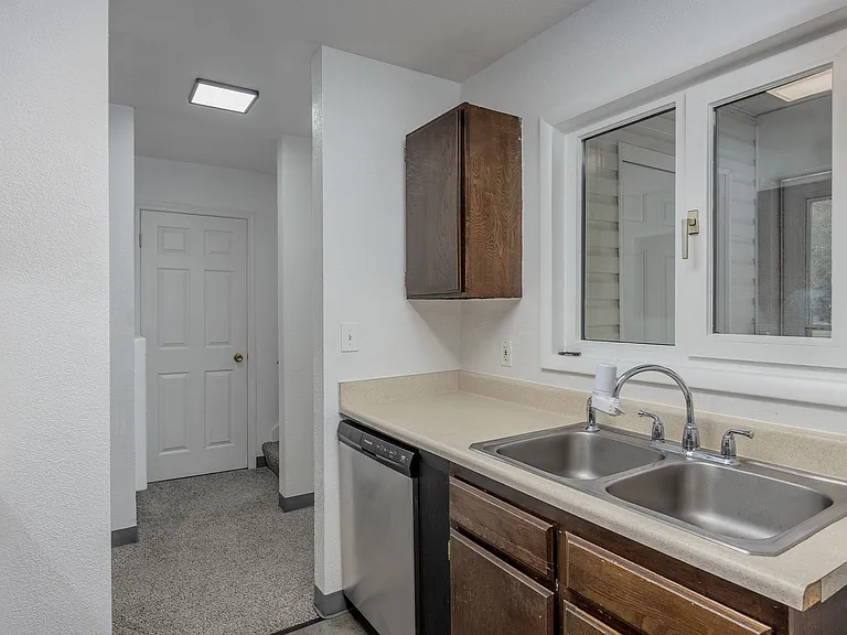 1421 Kent Ct — Photo 8