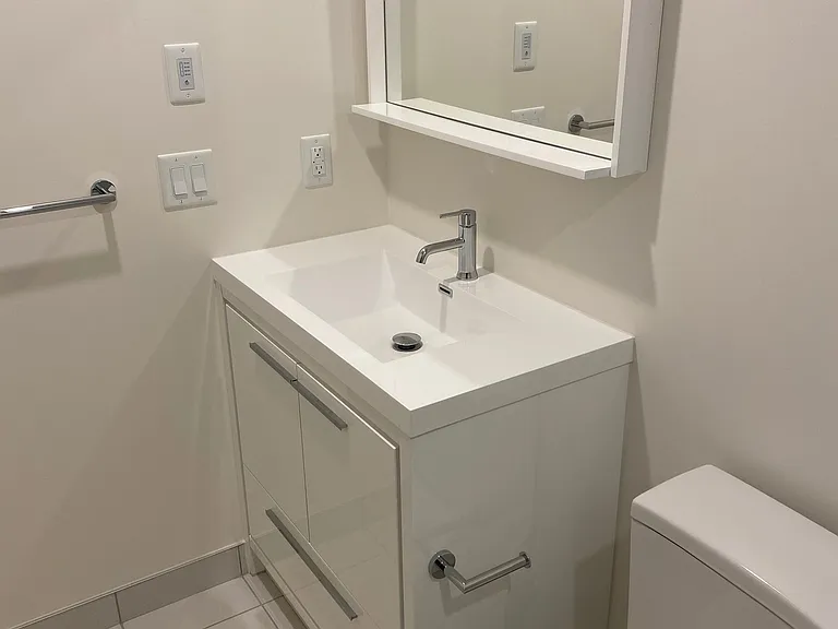 212 King William St E #423 — Photo 18