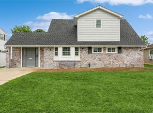 37 Boulder Ln, Hicksville, NY 11801