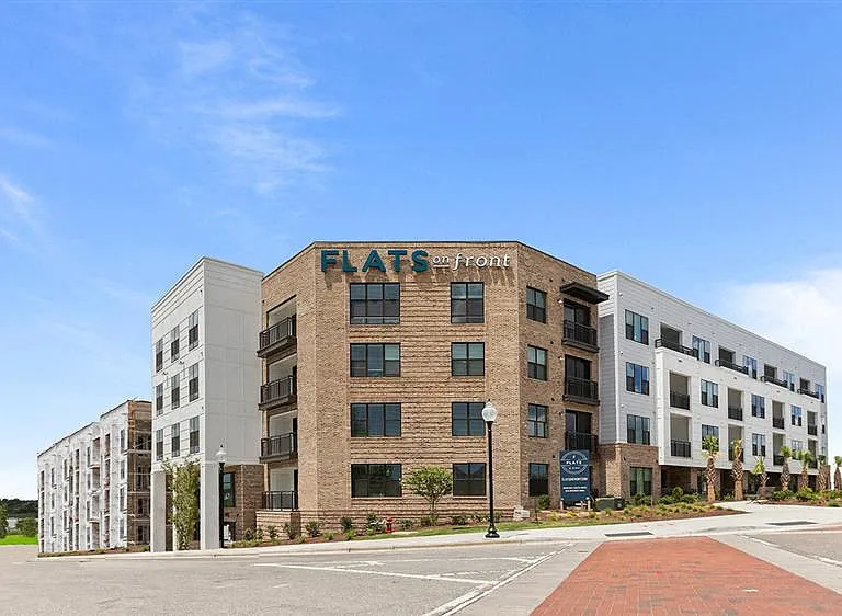 Flats on Front — Photo 34