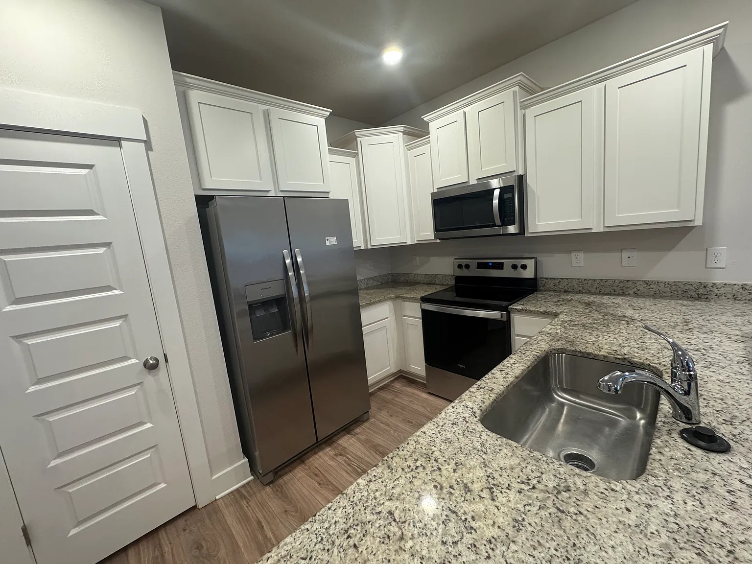 3 bed, 2.5 bath, 1420 sqft, $1,800 — Photo 3