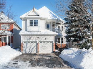 166 Hemlo Cres, Ottawa, ON K2T 1E4
