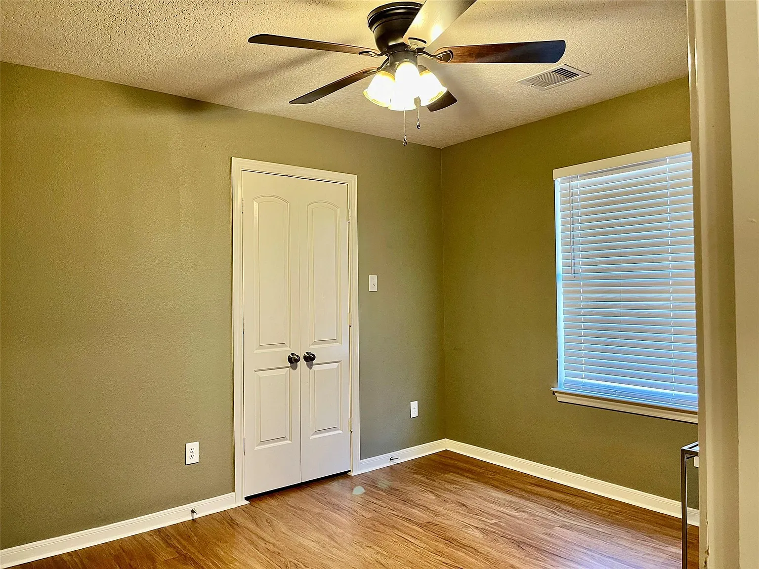 3 bed, 2.0 bath, 1377 sqft, $1,975 — Photo 4