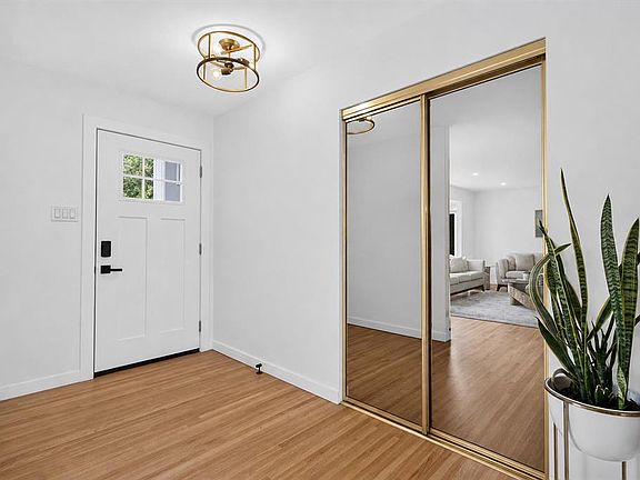 2nd image of 10719 N Mapleglen Cres SE