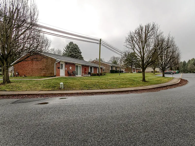 554 Allison Dr — Photo 2