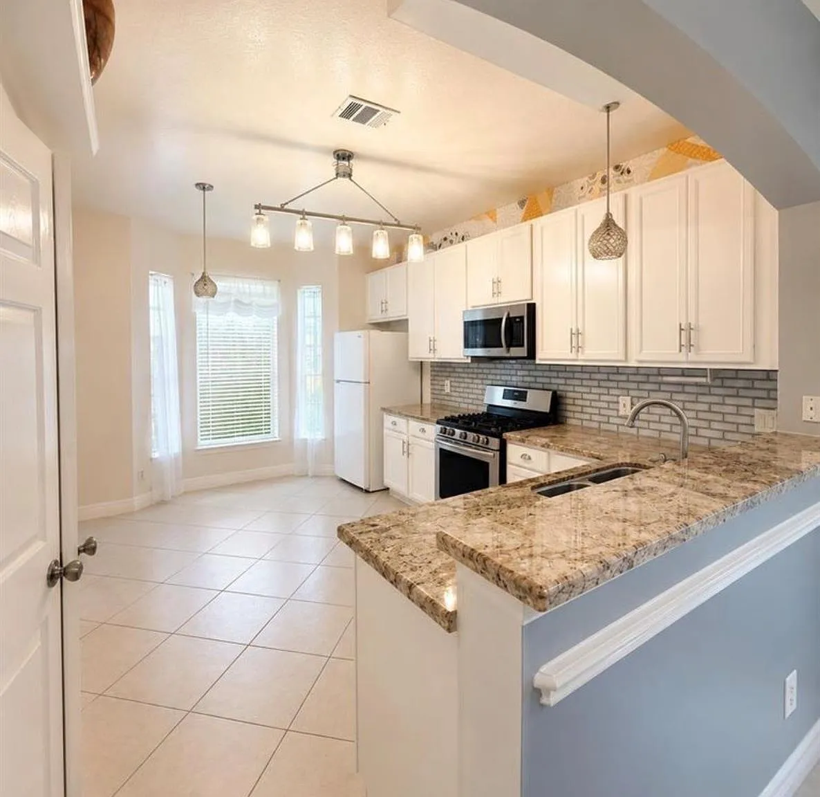 3 bed, 2.5 bath, 2202 sqft, $2,100 — Photo 2