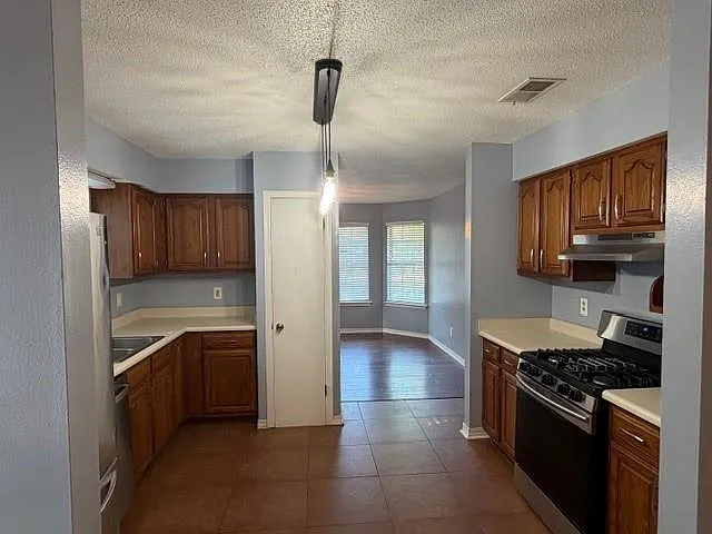 215 Elmwood St — Photo 8