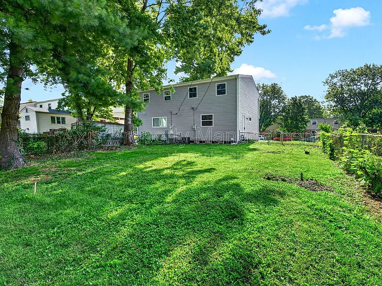 2209 Campus Dr — Photo 18