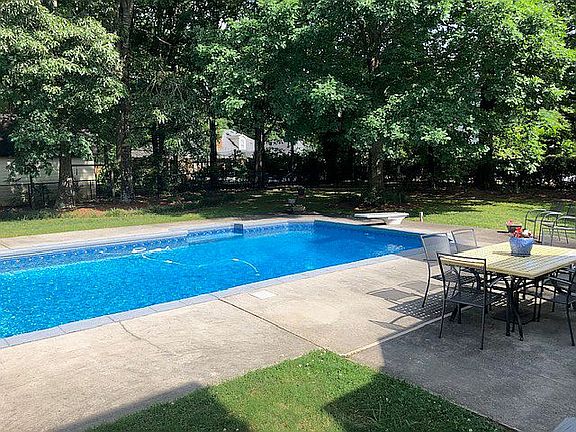 4th image of 455 Cumberland Dr NE