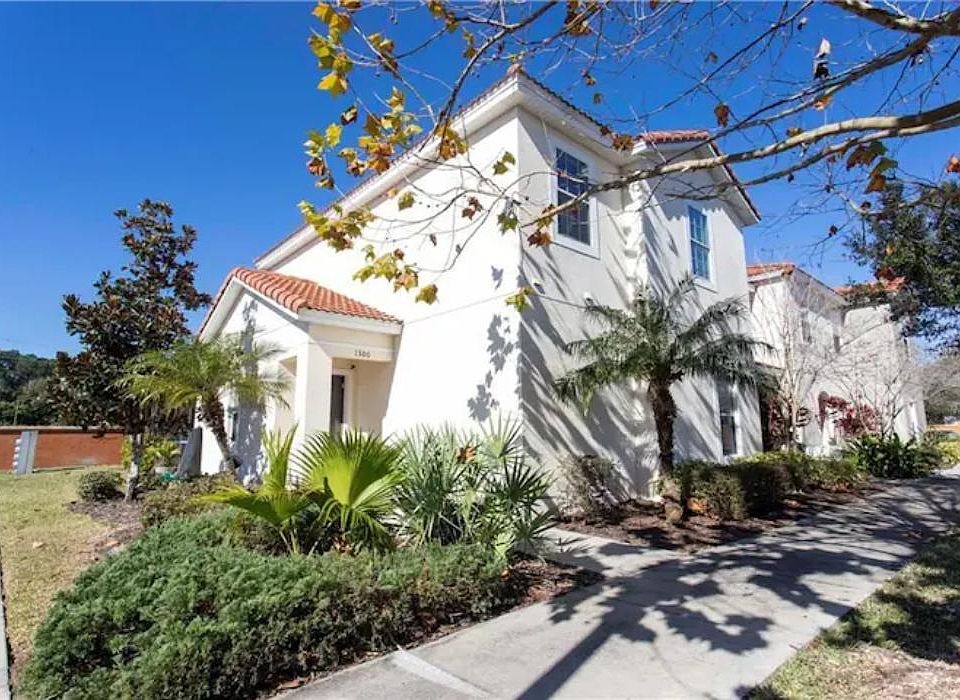 1st image of 1300 Las Fuentes Dr