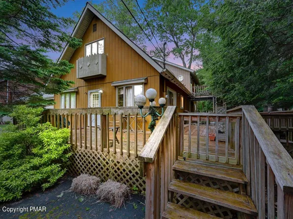 322 Scotch Pine Dr, Pocono Summit, PA 18346