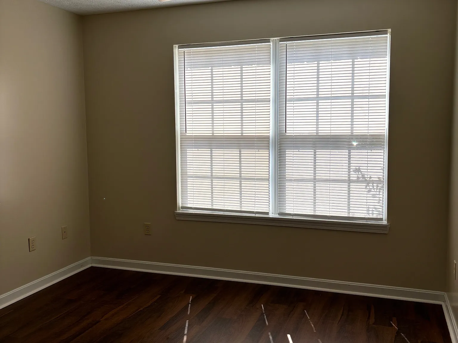 929 Redbud Apartments — Photo 4