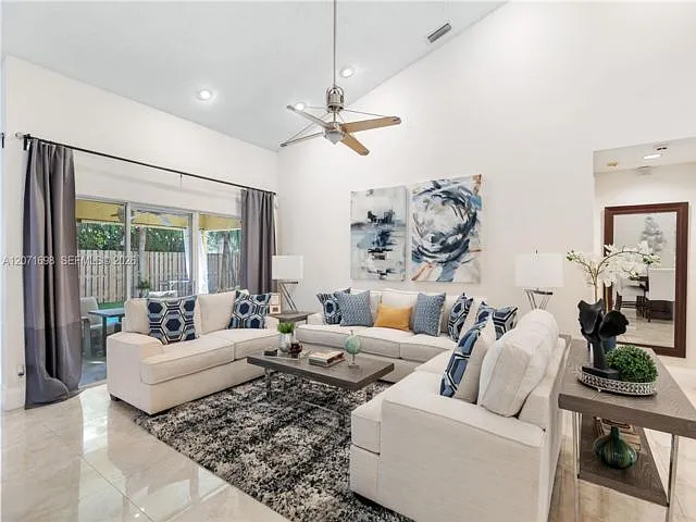 3 bed, 2.0 bath, $4,900 — Photo 3